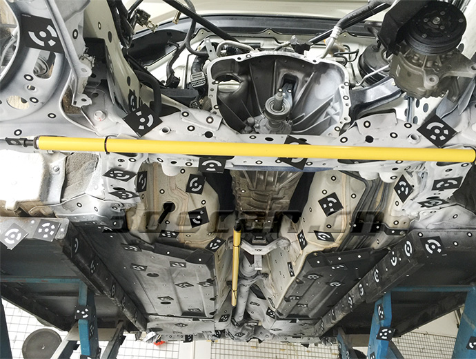 贴好标志点,编码点与放好靶杆的赛车底盘