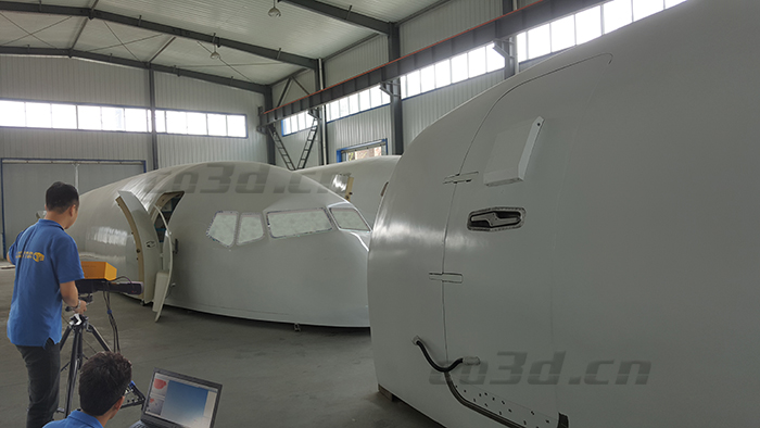 The head of a Boeing airplane is in reverse design